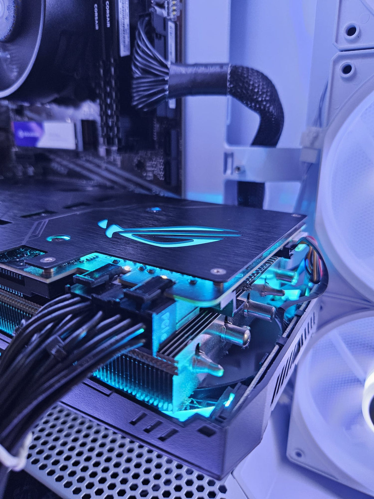 ApexRigWorks v2 — White Frost Edition (RTX 2060 Super / Ryzen 5)